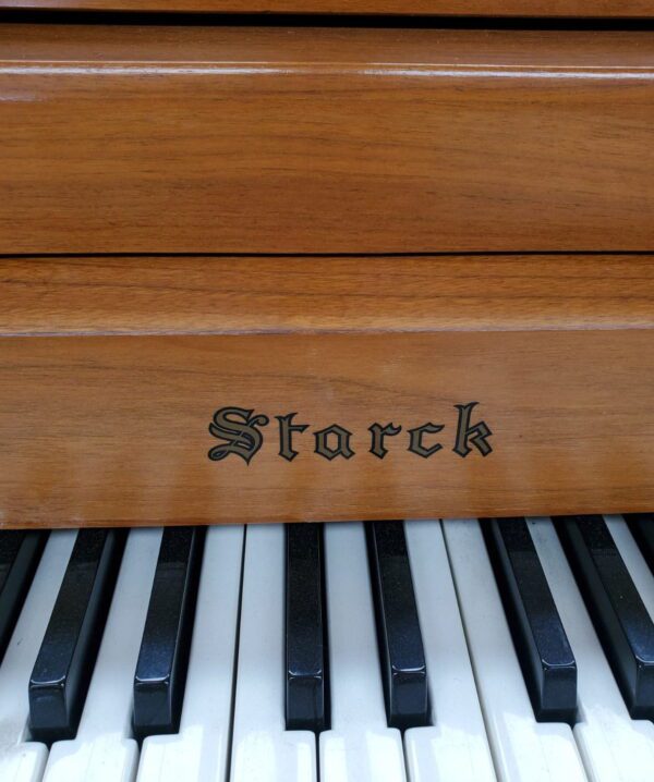 #204185 Piano STARCK, Excelente calidad y Sonido.