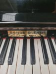 #923700 Piano Vertical para estudio marca HEINRICH & DECKER  en Remate.