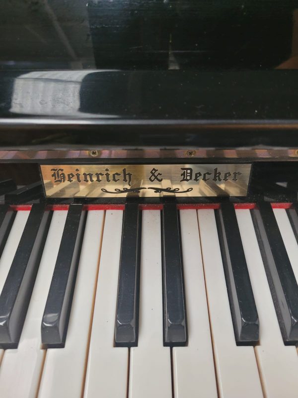 #923700 Piano Vertical para estudio marca HEINRICH & DECKER  en Remate.