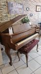 #124037 Piano 1/4 de cola marca HARRINGTON, nogal, estilo Frencés.