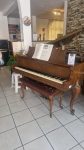 #124037 Piano 1/4 de cola marca HARRINGTON, nogal, estilo Frencés.