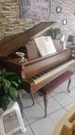 #124037 Piano 1/4 de cola marca HARRINGTON, nogal, estilo Frencés.