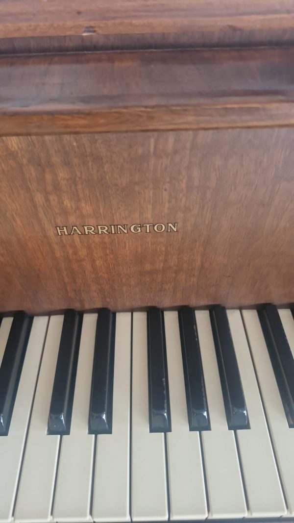 #124037 Piano 1/4 de cola marca HARRINGTON, nogal, estilo Frencés.