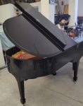 Steinway & Sons Modelo M: El Piano Que Habla de Elegancia, Prestigio y Pasión por la Música a su Alcance.