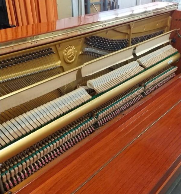 #2489665 Distinguido Piano  YAMAHA Modelo W104.