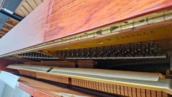#2489665 Distinguido Piano  YAMAHA Modelo W104.