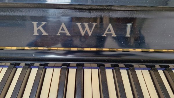 #145460 Piano KAWAI Modelo K50, Oportunidad Única.
