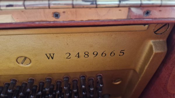 #2489665 Distinguido Piano  YAMAHA Modelo W104.
