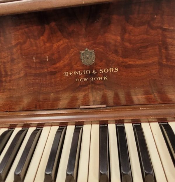 #111951 Piano MEHLIN & SONS, 1/4 de cola, Garantizado.