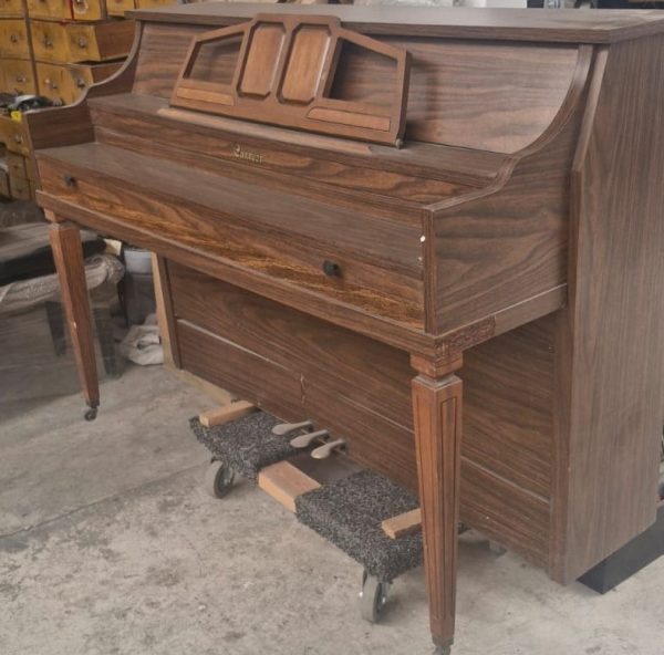 #128542 Piano marca CURRIER, elegancia a su alcance.