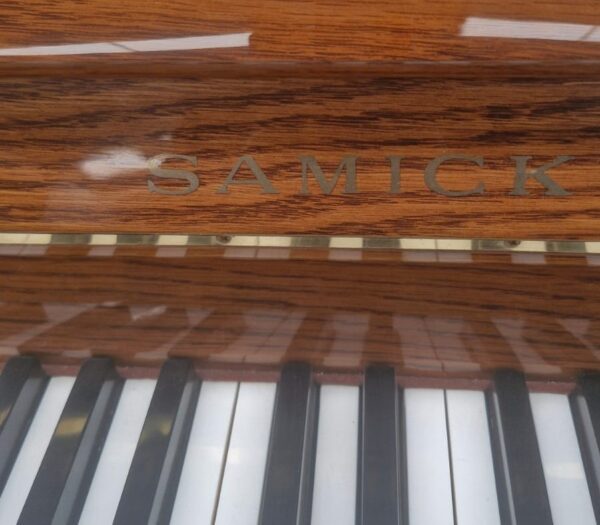 #616193 Piano Estudio/Consola marca SAMICK Alto brillo.
