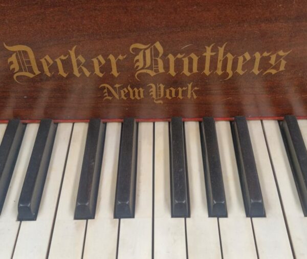 #24639 Piano DECKER BROTHER 	Sonido de Gran Nobleza.