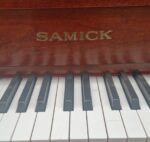 #IJML00095 Piano  SAMICK JS-118 Proyección Sonora Superior.