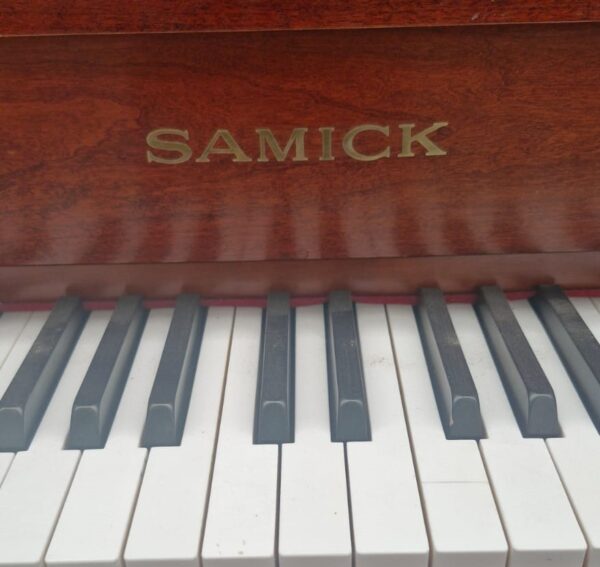 #IJML00095 Piano  SAMICK JS-118 Proyección Sonora Superior.