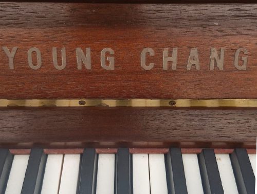 #1837293 Piano YOUNG CHANG  U-121, Sonido que conquista desde la primera nota.