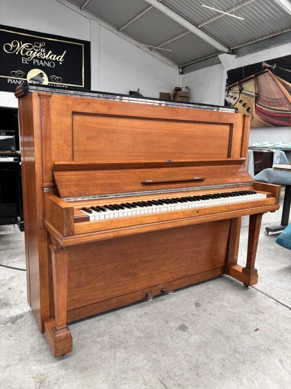 PIANO STEINWAY & SONS VERTICAL CON IPAD, TOCA SOLO. LA CIMA DEL LUJO Y LA TECNOLOGÍA EN UN SOLO PIANO.