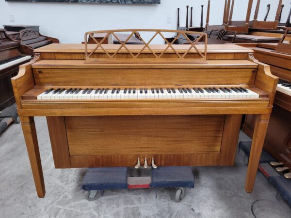 #361677 Piano Espineta Madera de Encino, marca GULBRANSEN