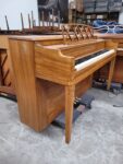 #361677 Piano Espineta Madera de Encino, marca GULBRANSEN