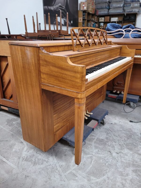 #361677 Piano Espineta Madera de Encino, marca GULBRANSEN