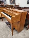 #361677 Piano Espineta Madera de Encino, marca GULBRANSEN