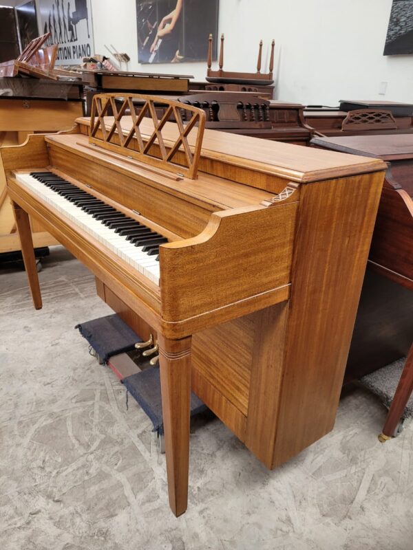 #361677 Piano Espineta Madera de Encino, marca GULBRANSEN