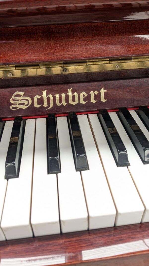 #759855 Piano SCHUBERT Tipo Estudio/Consola - Garantía 5 años - Nueva York - Caoba