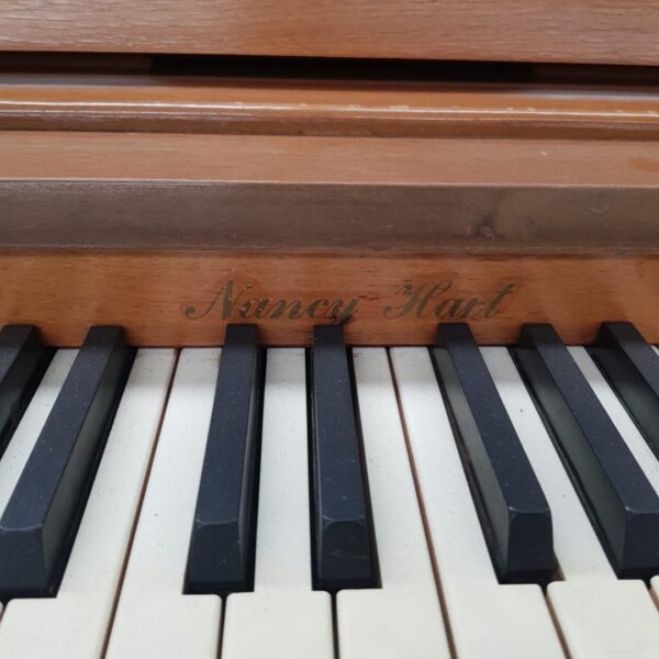 #764297 Piano Espineta NANCY HART By Grand Piano Co.