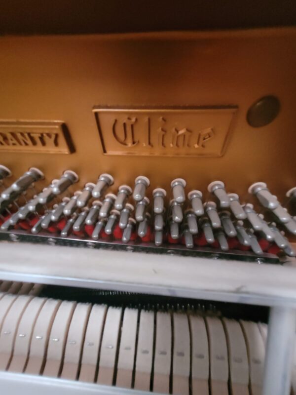 #2117944 Piano CLINE, Modelo CU-44, Estudio.