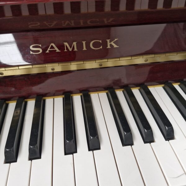 #K01061 PIANO SAMICK Modelo Estudio/Consola, color tinto.