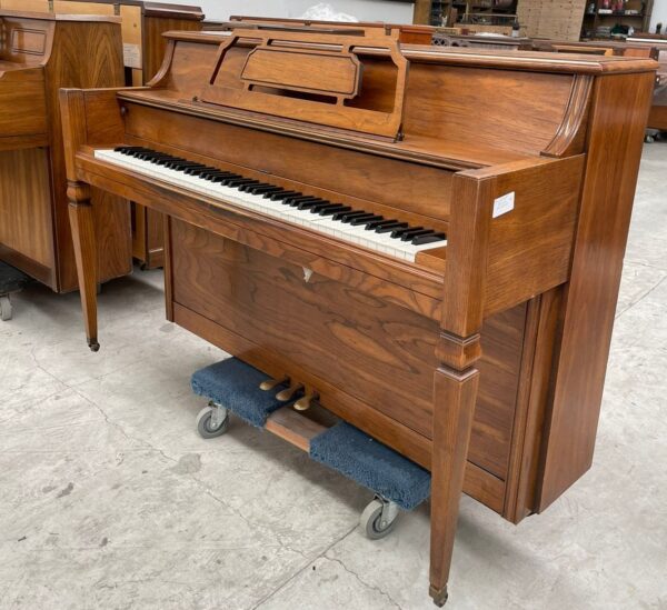 #287124   Piano EVERETT, Tipo Vertical Consola.