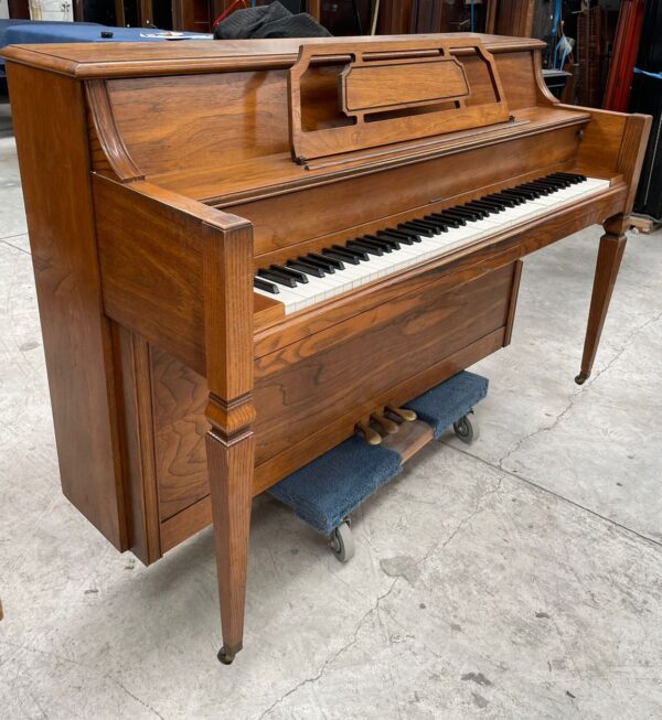 #287124   Piano EVERETT, Tipo Vertical Consola.