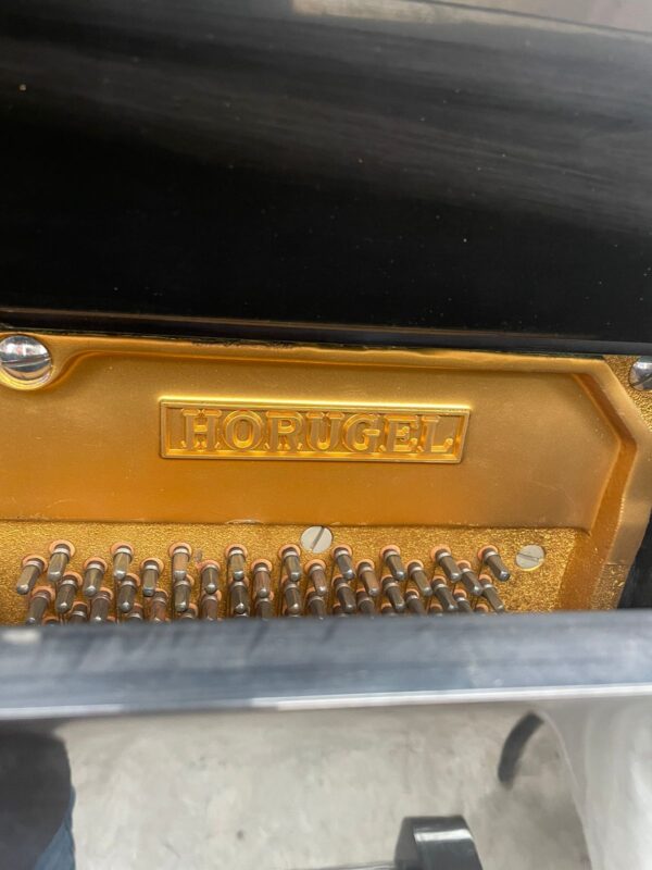 #O21974 Piano HORUGEL By SAMICK, Modelo WG-9, Tipo Vertical Estudio.