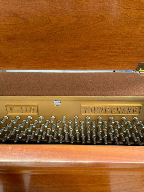 #1321777 Piano YOUNG CHANG, Modelo F-110, Tipo Vertical Estudio/Consola.