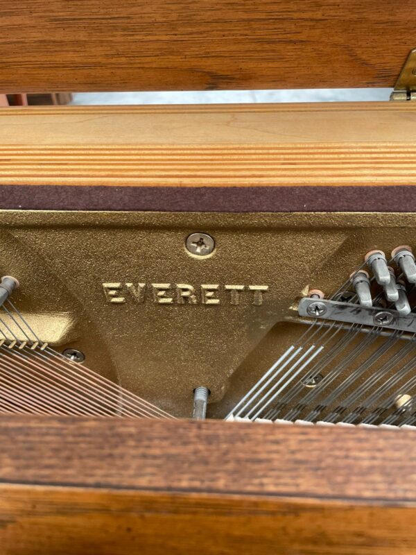 #287124   Piano EVERETT, Tipo Vertical Consola.