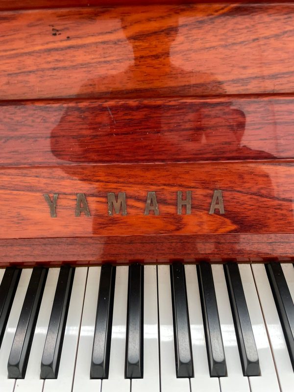 #2158138 Piano YAMAHA Modelo W104, Estudio.